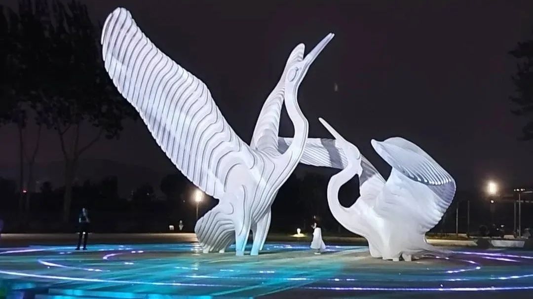 光隨曲動！IP68勻光地埋燈打造聲光一體廣場雕塑